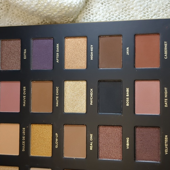 ICONIC London BOOMING & GLEAMING Eyeshadow Palette, 20 x5g/0.05oz - Picture 6 of 10